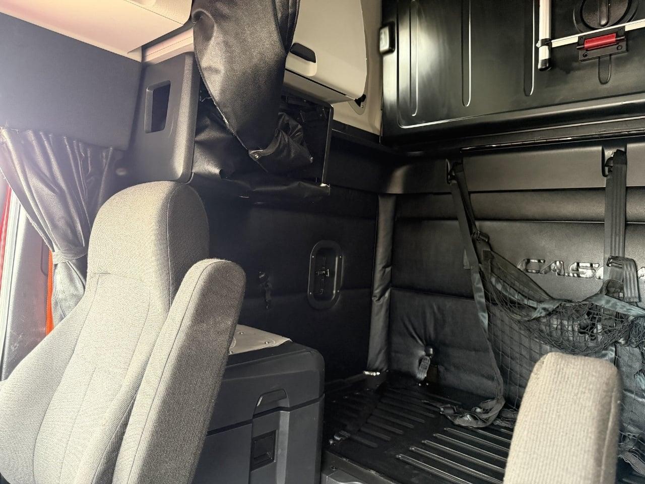2023 Freightliner Cascadia in Frontage Road Shorewood, IL — photo 8