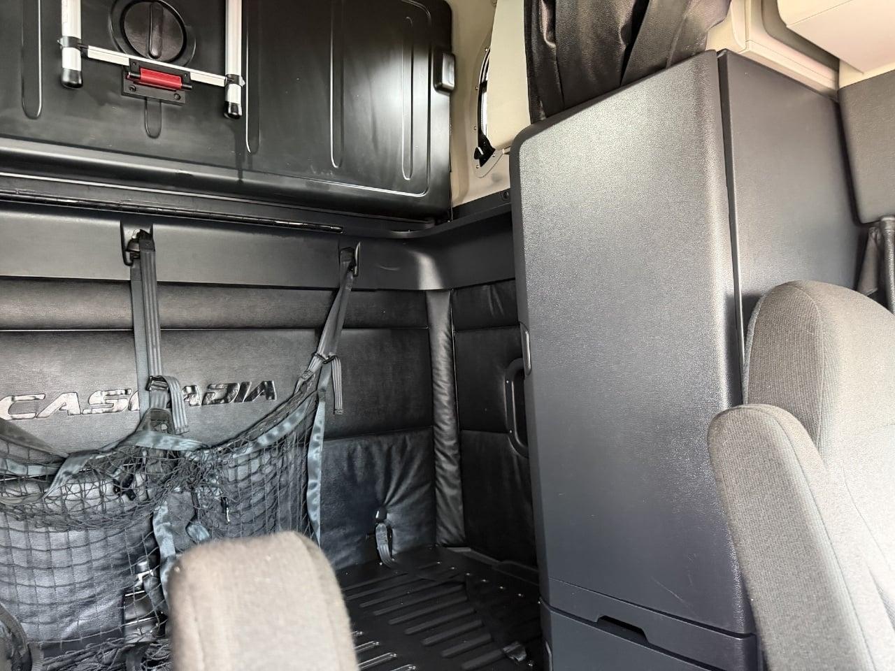 2023 Freightliner Cascadia in Frontage Road Shorewood, IL — photo 9