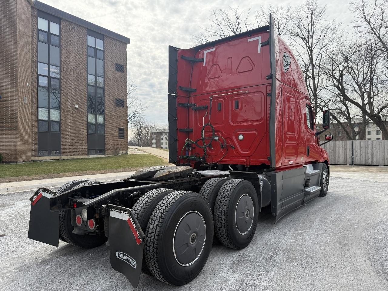 2023 Freightliner Cascadia in Frontage Road Shorewood, IL — photo 4