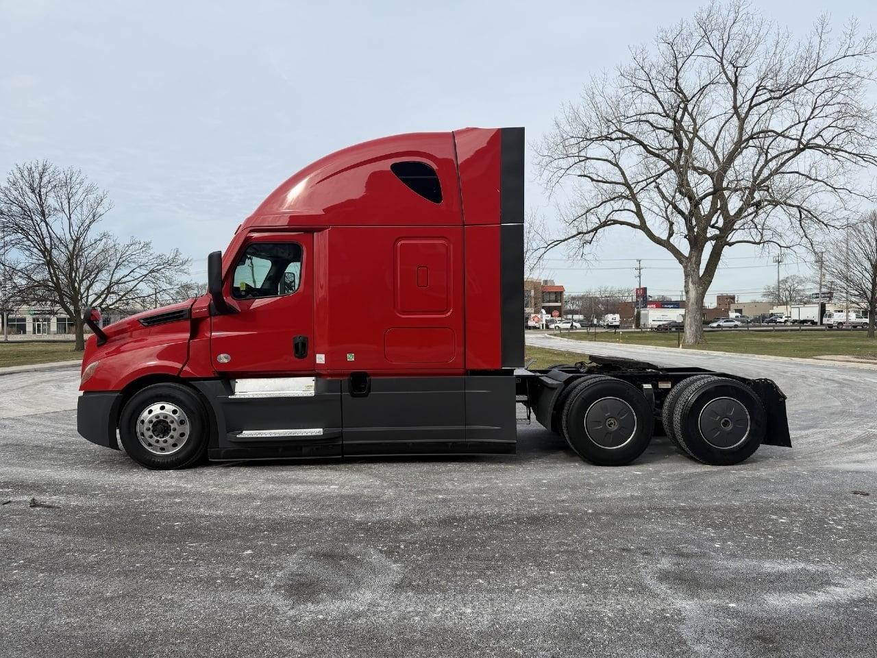 2023 Freightliner Cascadia in Frontage Road Shorewood, IL — photo 8
