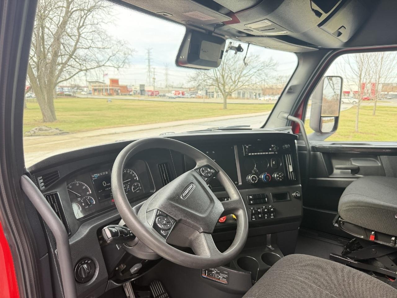 2023 Freightliner Cascadia in Frontage Road Shorewood, IL — photo 9