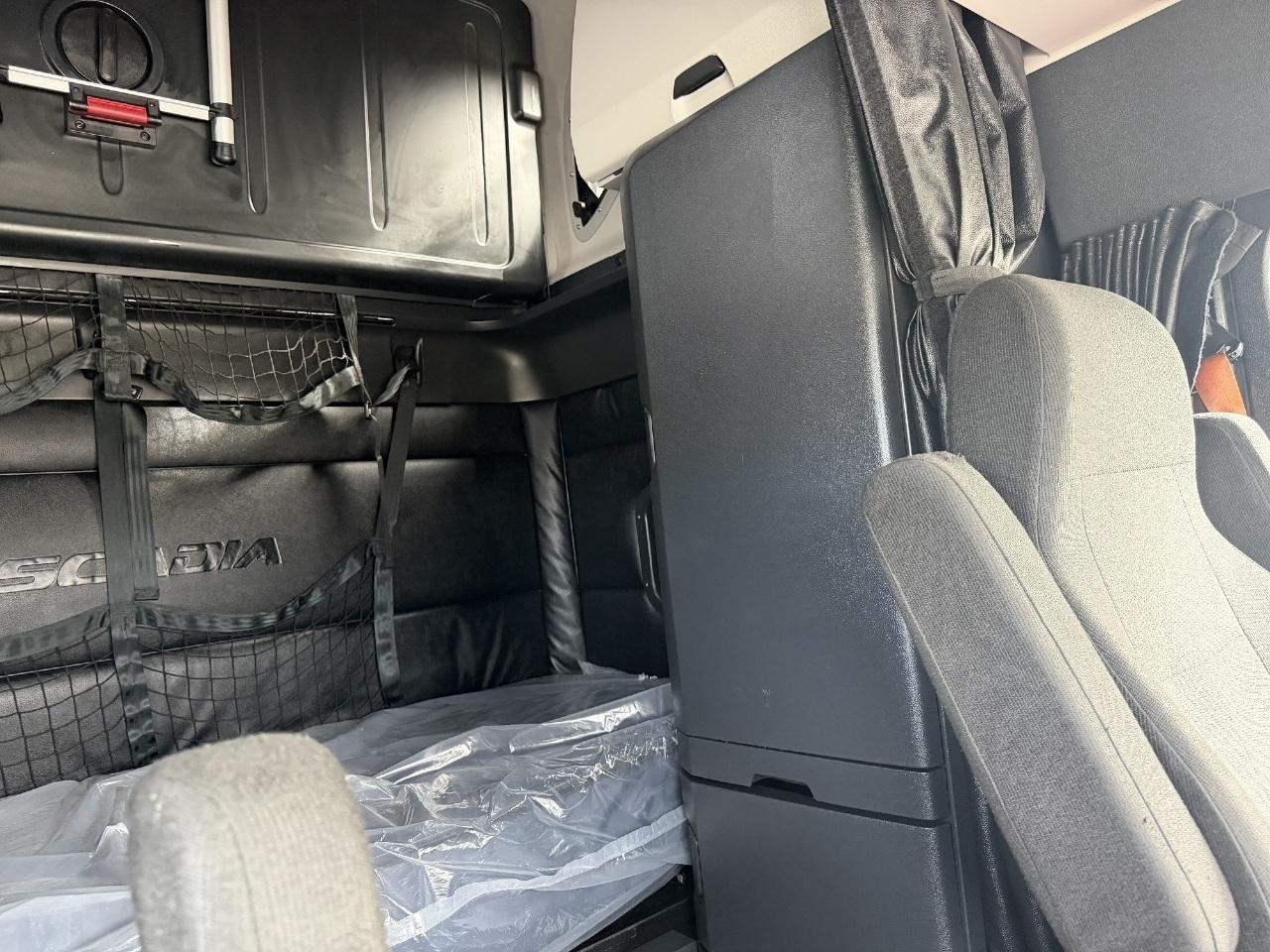 2023 Freightliner Cascadia in York Street Elmhurst, IL — photo 11