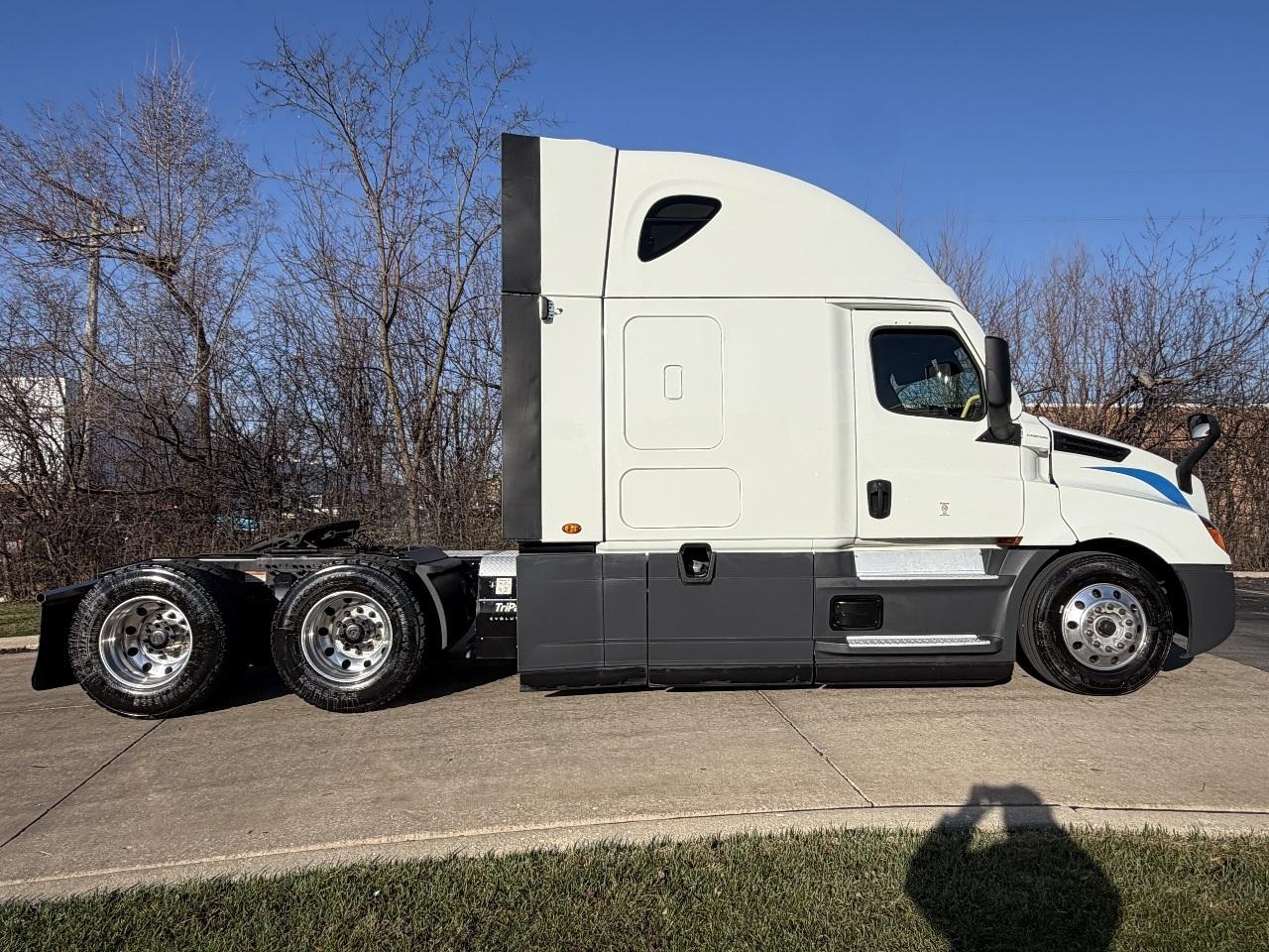 2022 Freightliner Cascadia in York Street Elmhurst, IL — photo 3