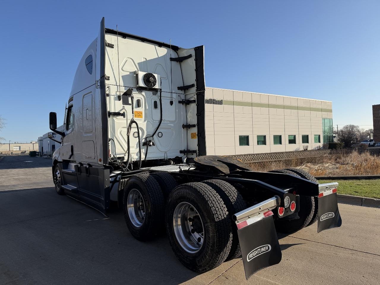 2022 Freightliner Cascadia in York Street Elmhurst, IL — photo 6