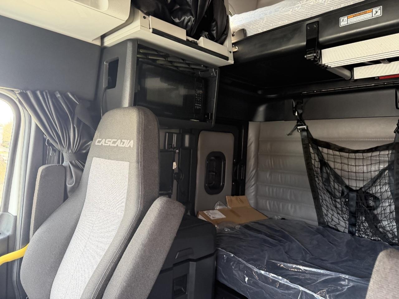 2023 Freightliner Cascadia in York Street Elmhurst, IL — photo 4