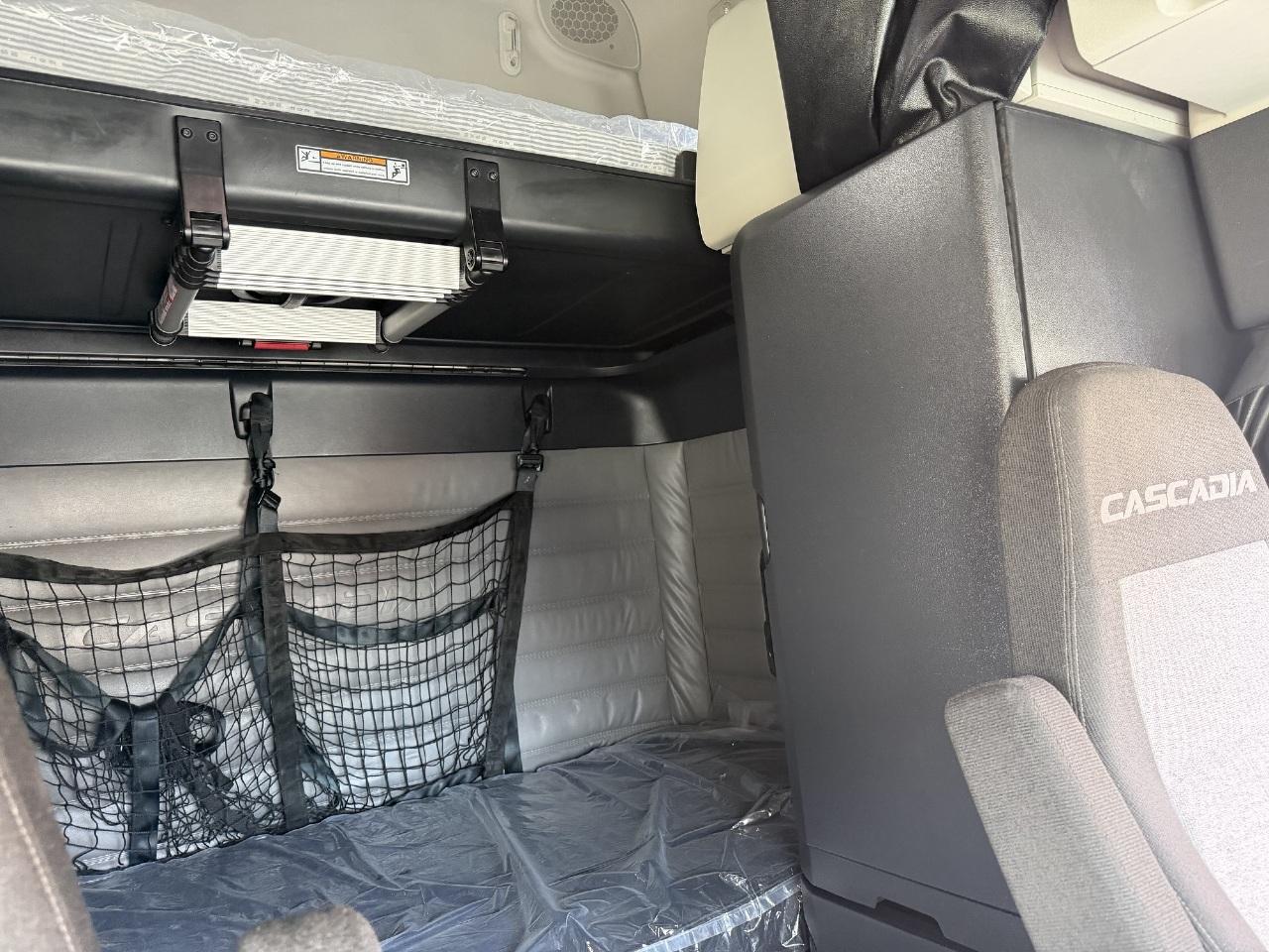 2023 Freightliner Cascadia in York Street Elmhurst, IL — photo 5