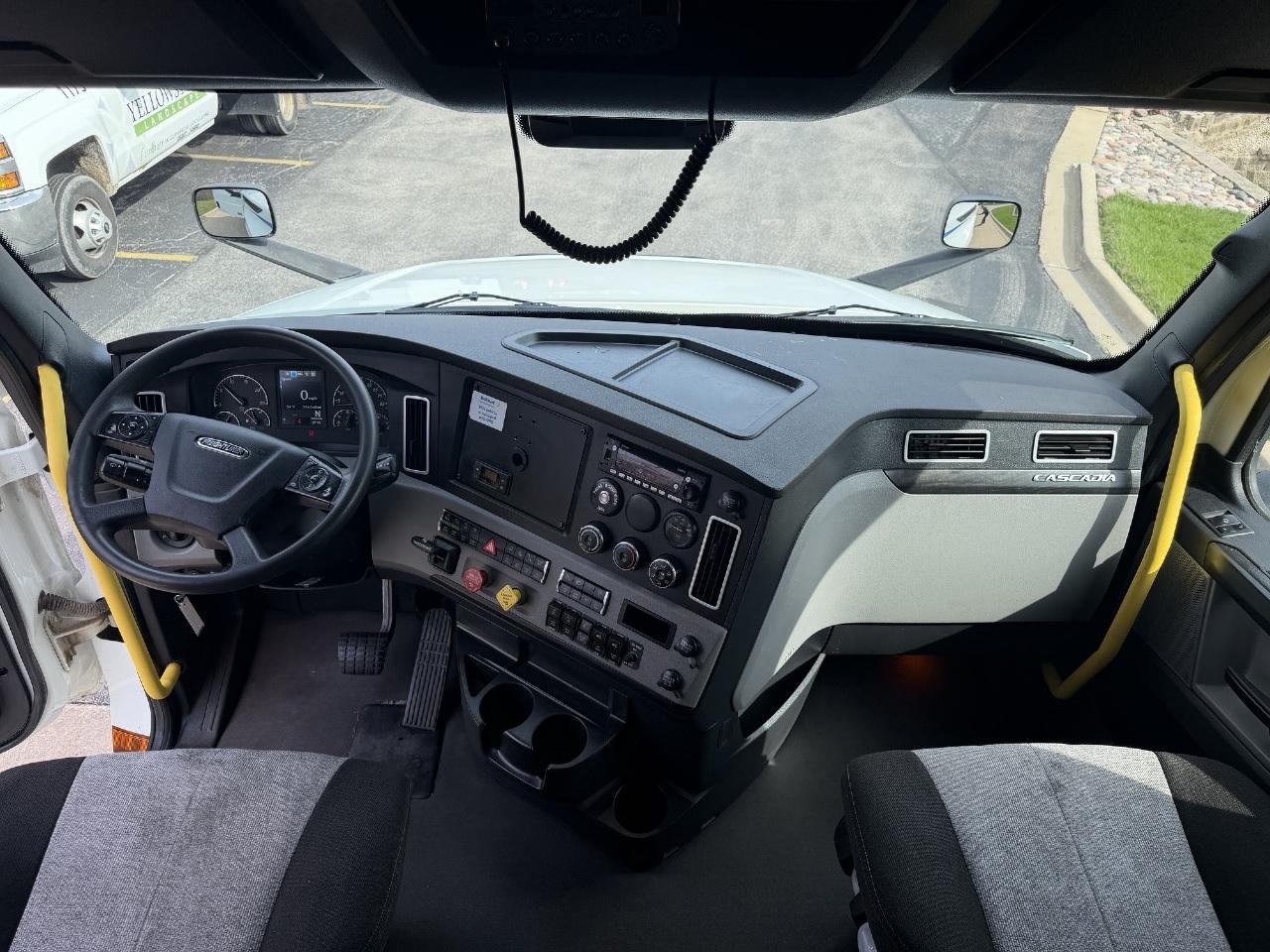 2023 Freightliner Cascadia in York Street Elmhurst, IL — photo 6