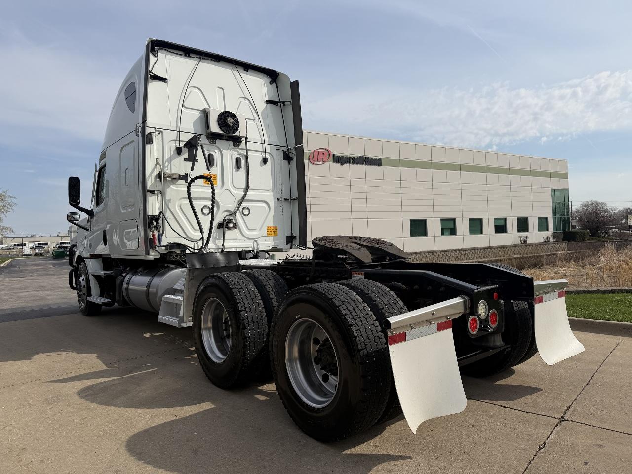2023 Freightliner Cascadia in York Street Elmhurst, IL — photo 12