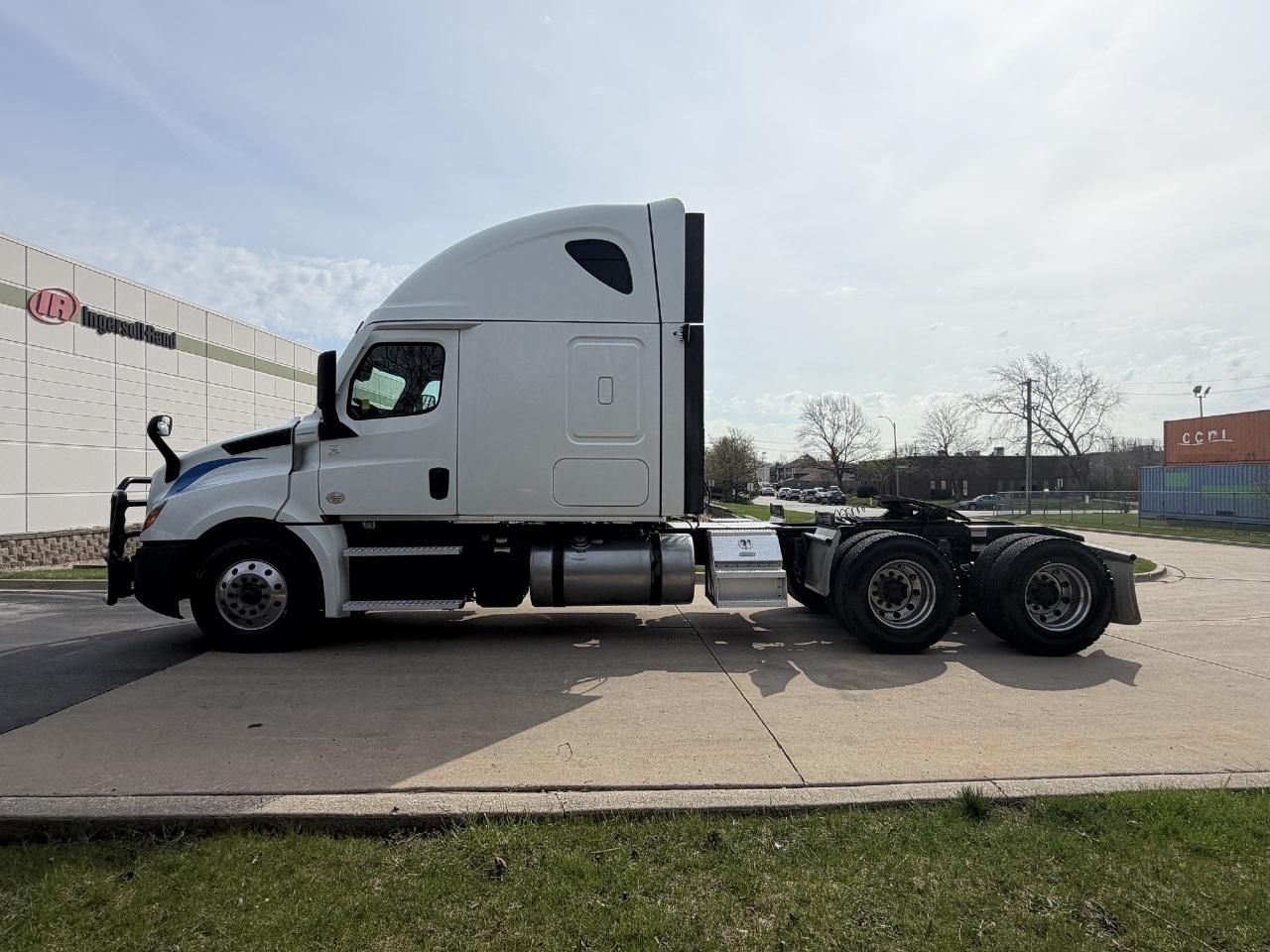 2023 Freightliner Cascadia in York Street Elmhurst, IL — photo 2