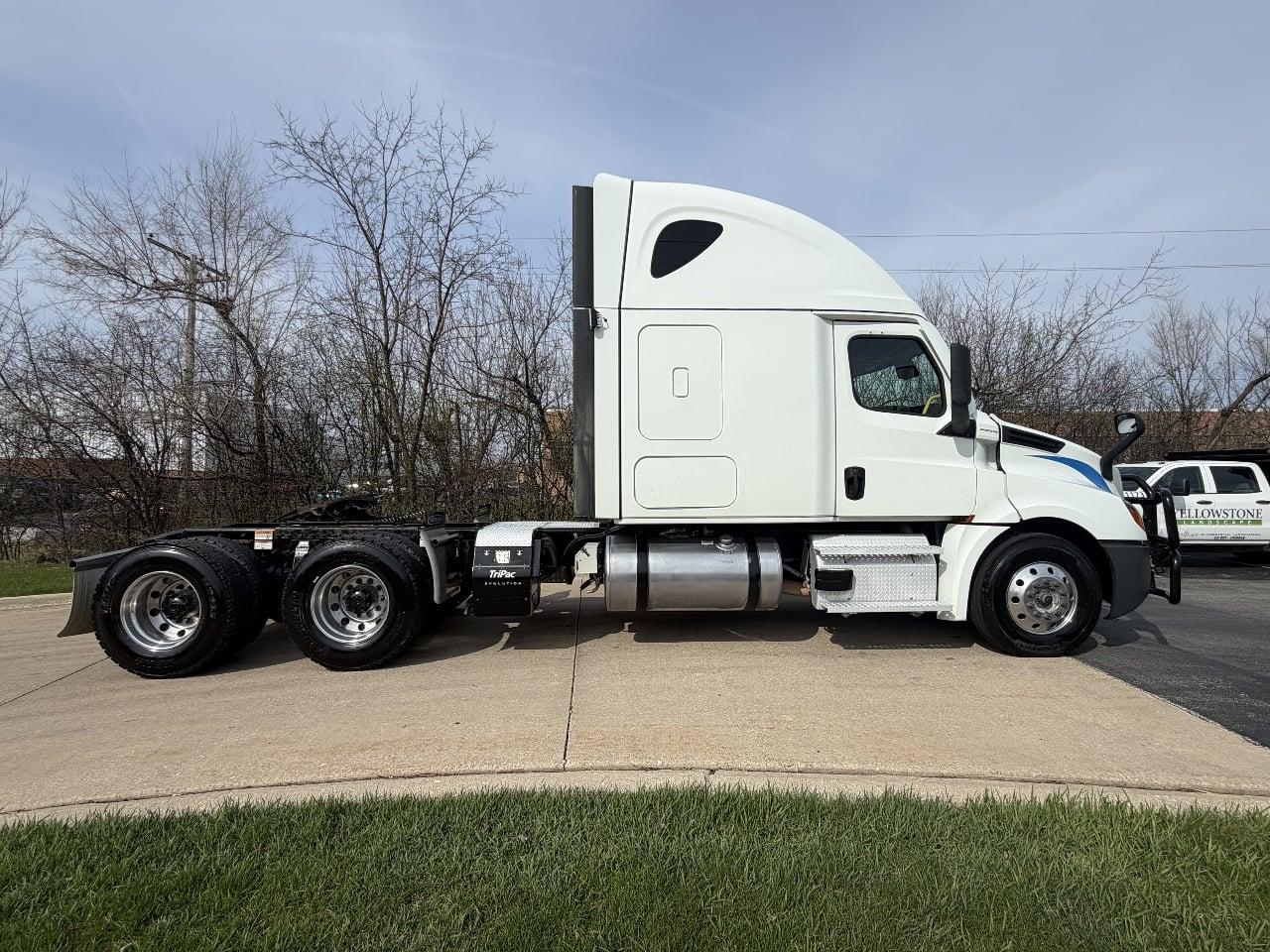 2023 Freightliner Cascadia in York Street Elmhurst, IL — photo 3