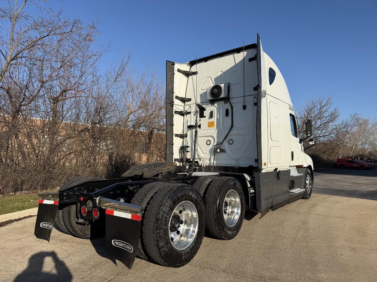 2022 Freightliner Cascadia in York Street Elmhurst, IL — photo 4