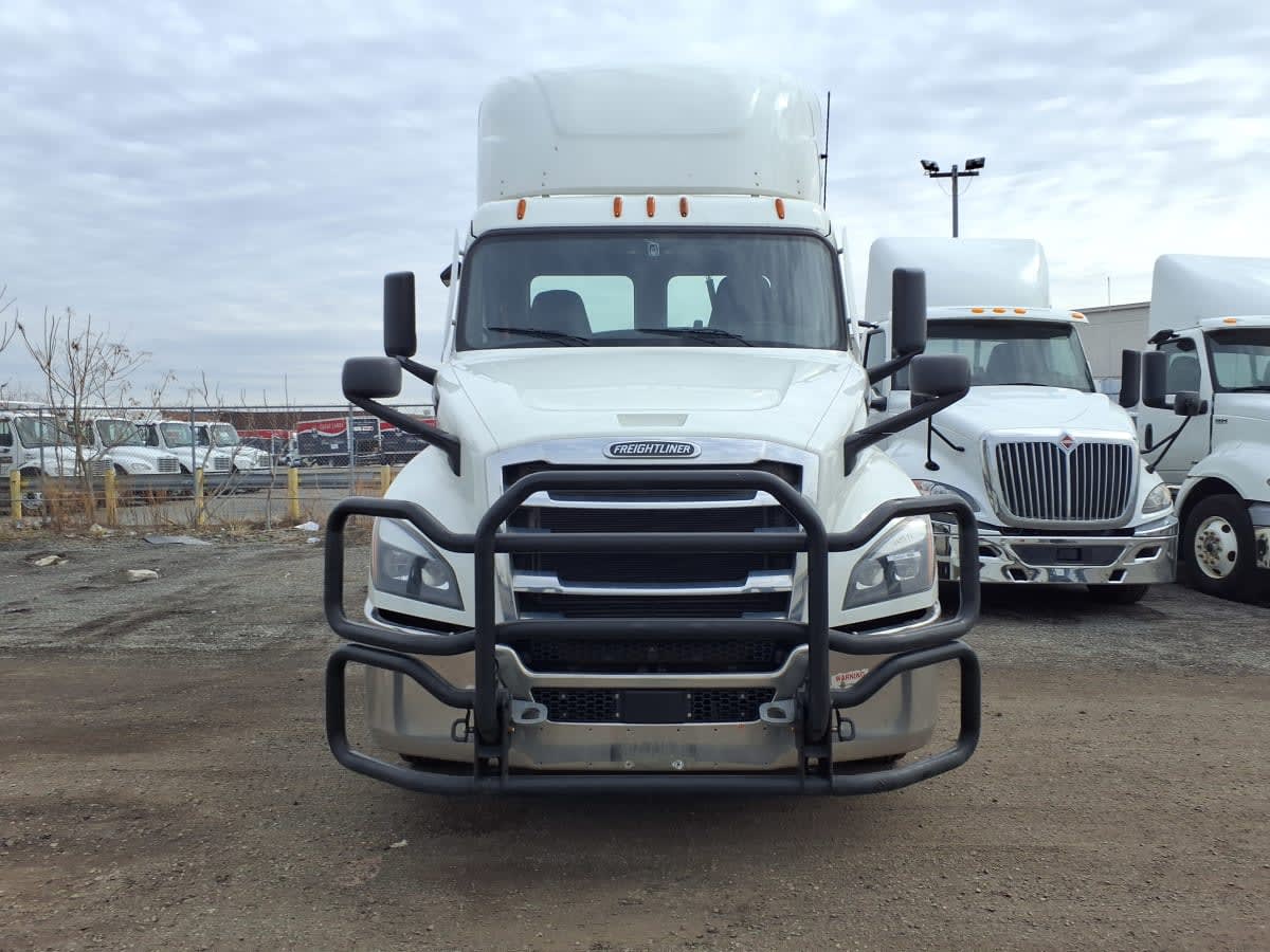 2021 Freightliner Cascadia in Taylor, MI — photo 2