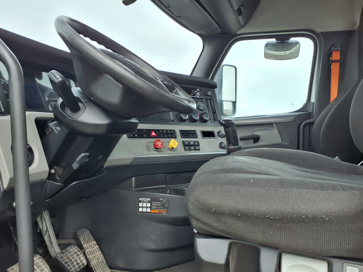 2021 Freightliner Cascadia in Taylor, MI — photo 7