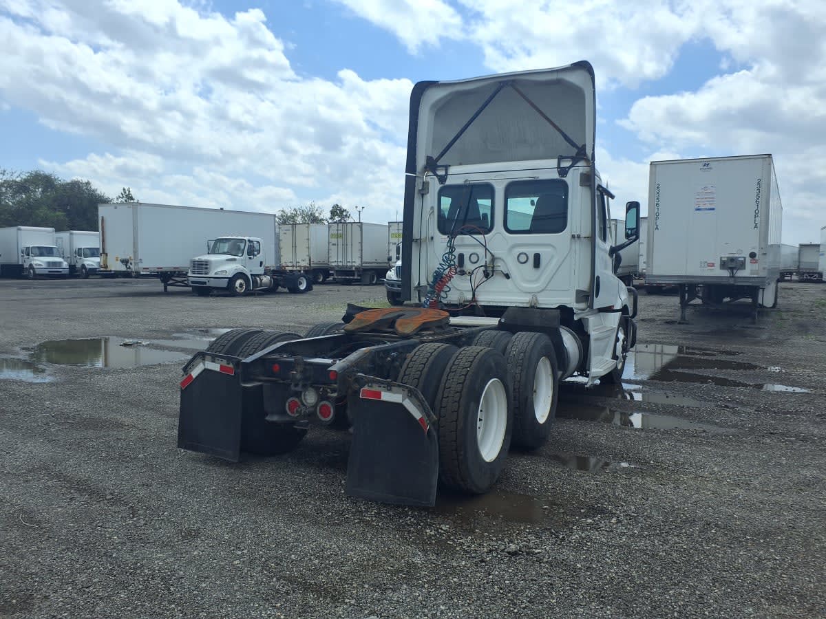 2021 Freightliner Cascadia in Taylor, MI — photo 4