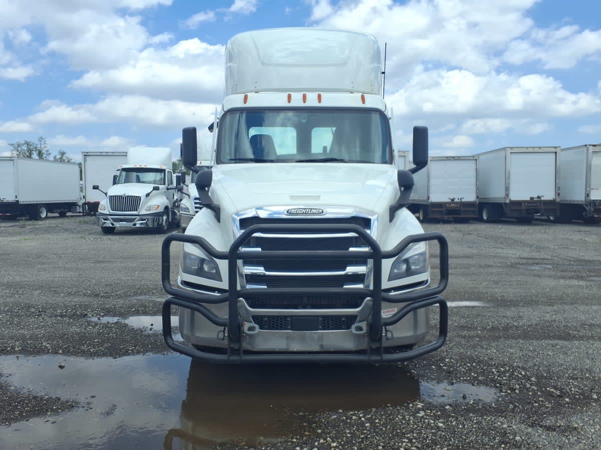 2021 Freightliner Cascadia in Taylor, MI — photo 2