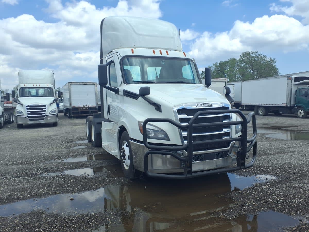 2021 Freightliner Cascadia in Taylor, MI — photo 3