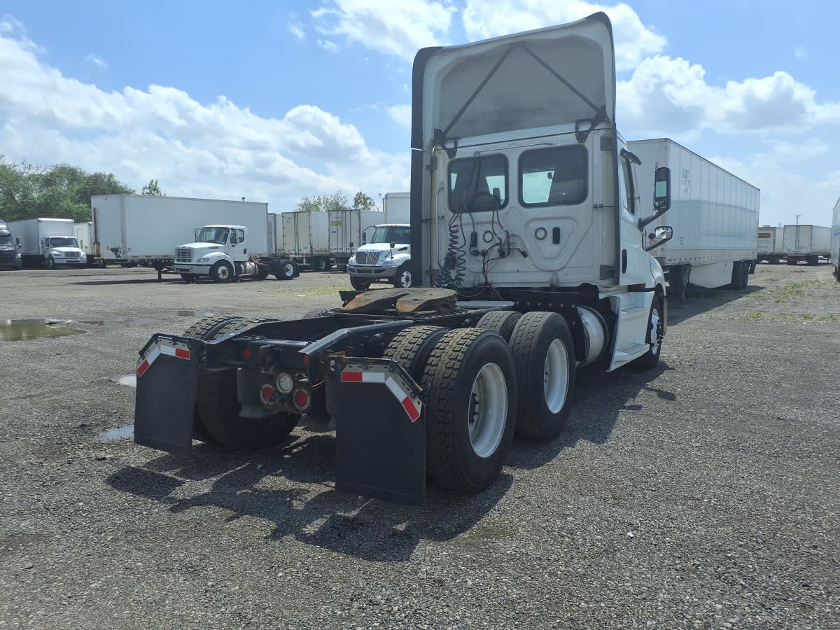 2021 Freightliner Cascadia in Taylor, MI — photo 4