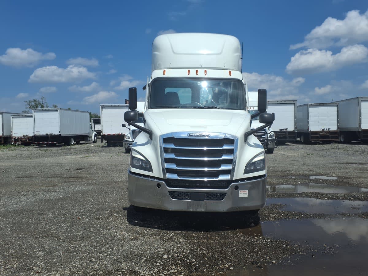 2021 Freightliner Cascadia in Taylor, MI — photo 2