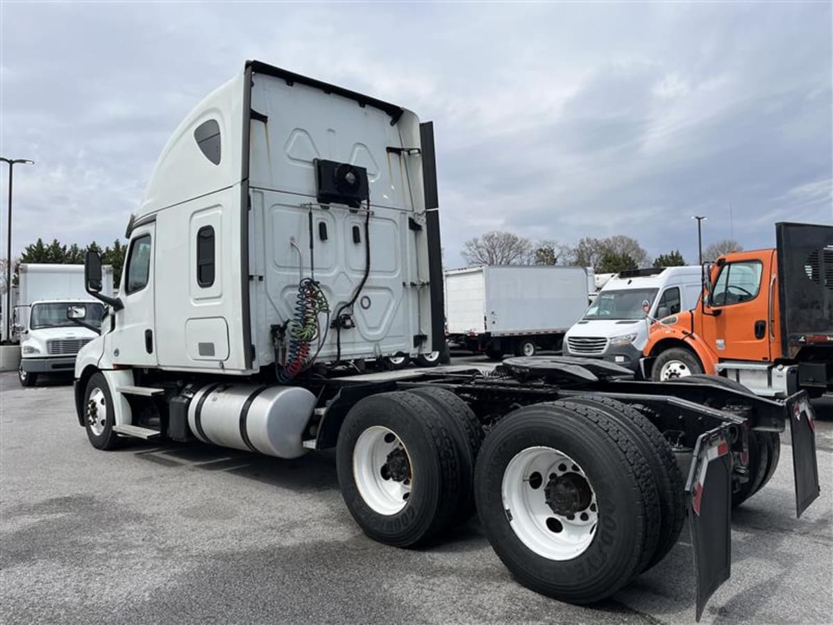 2020 Freightliner Cascadia in Beltsville, MD — photo 6