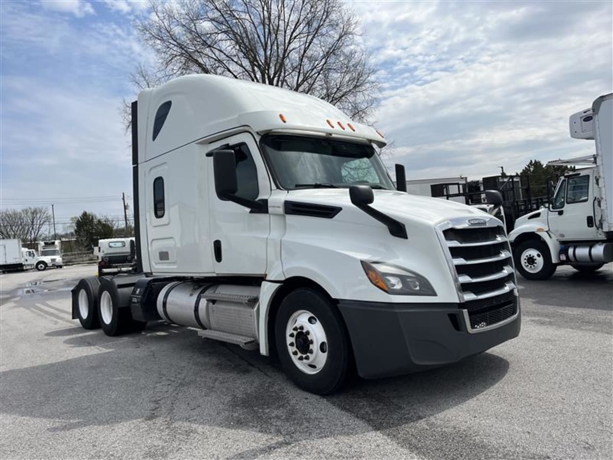 2020 Freightliner Cascadia in Beltsville, MD — photo 3