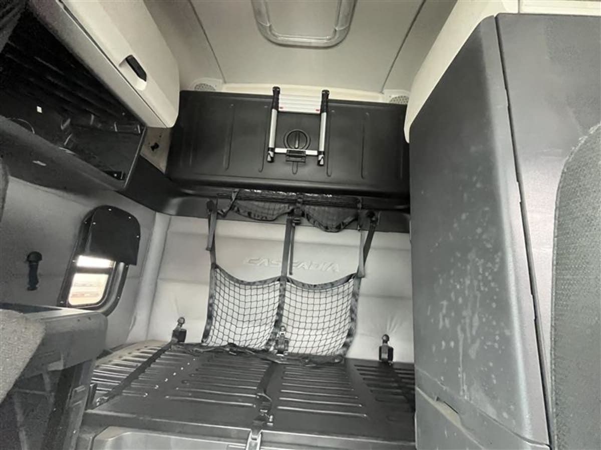 2020 Freightliner Cascadia in Beltsville, MD — photo 8