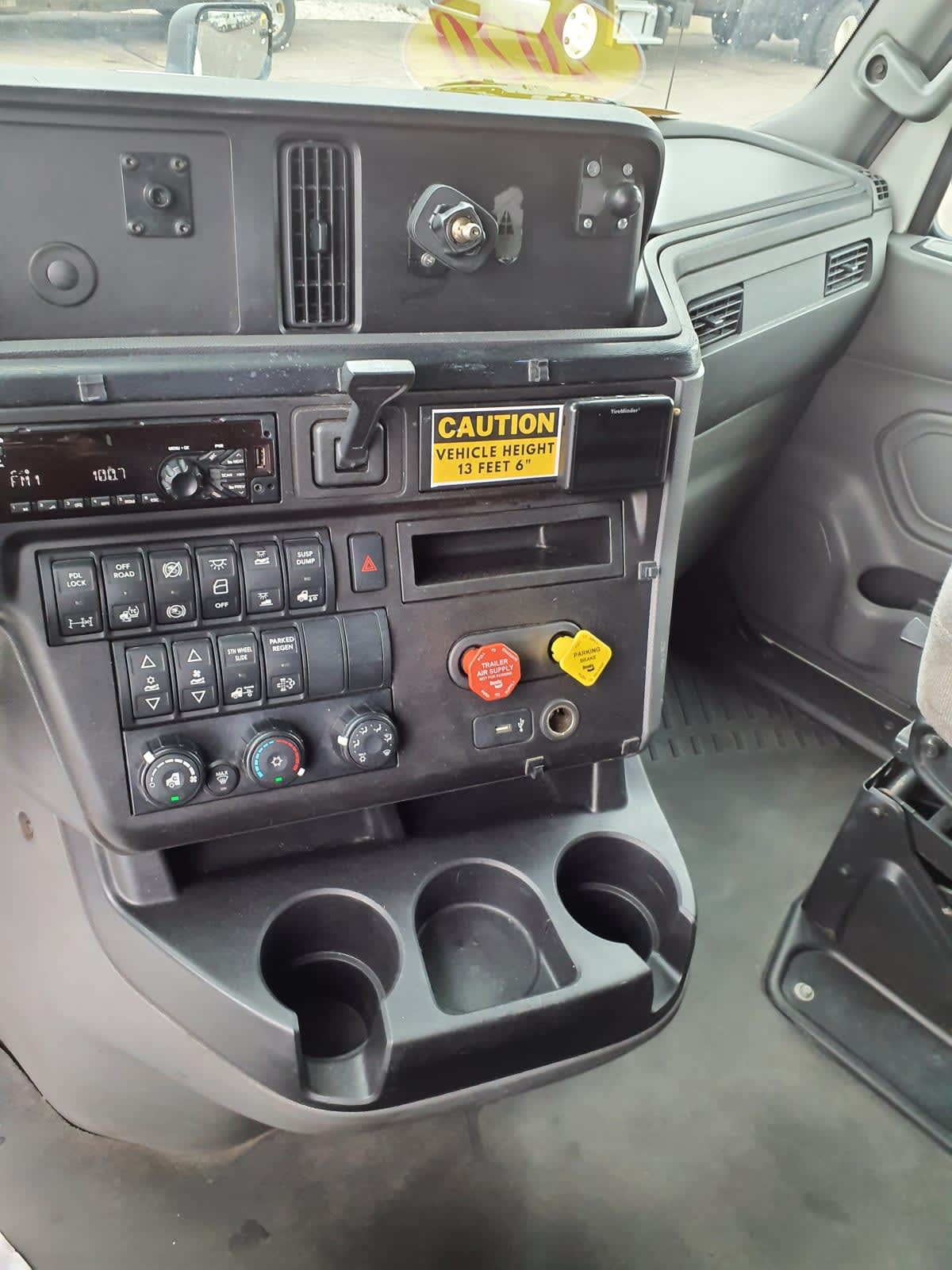 2020 International LT in Oak Creek, WI — photo 10