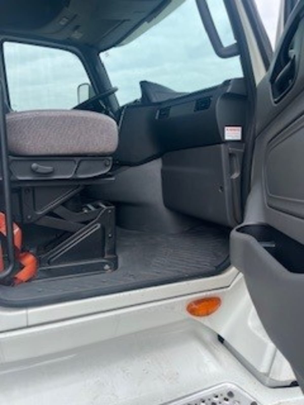 2020 International LT in Newark, NJ — photo 14