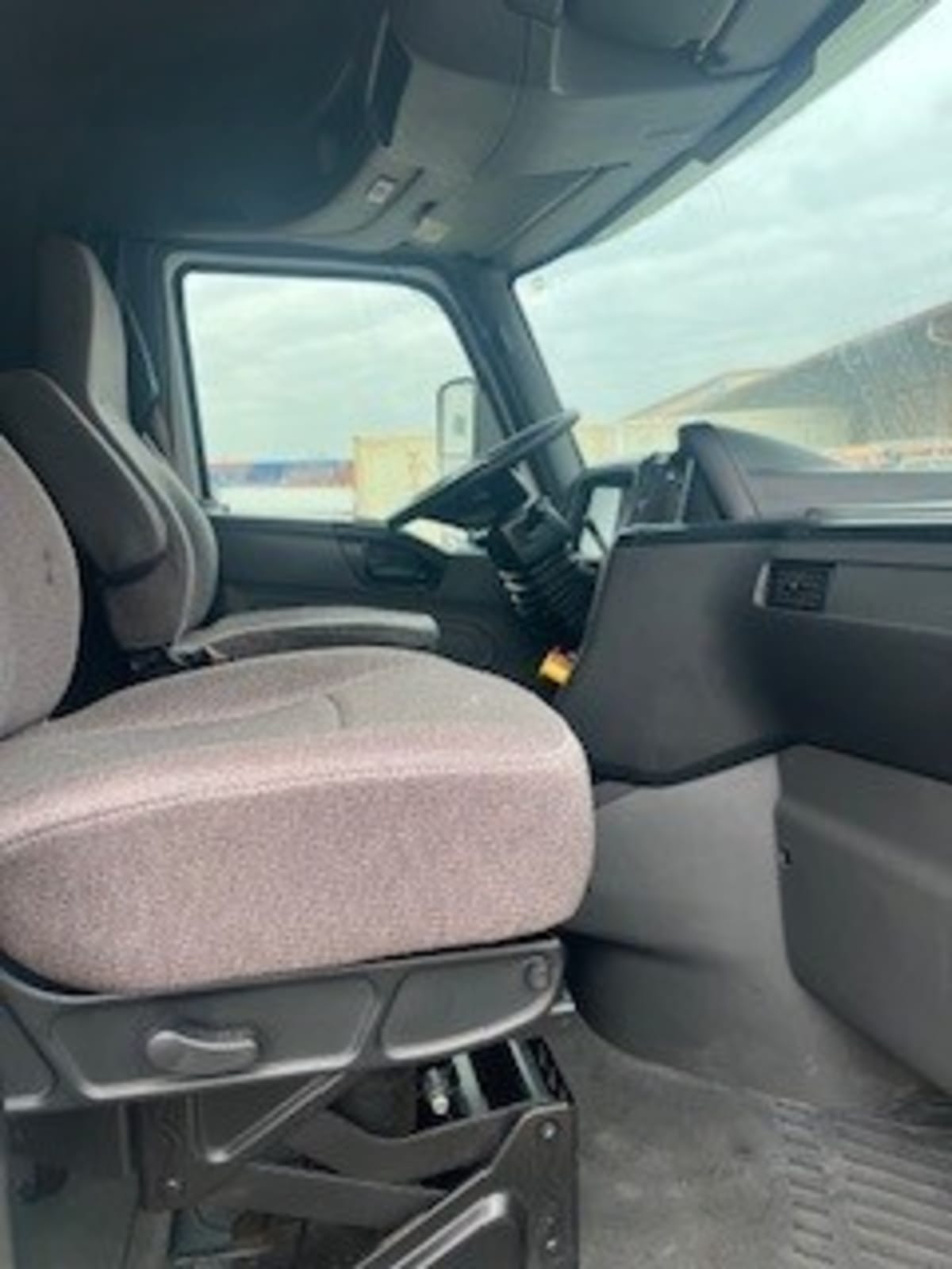 2020 International LT in Newark, NJ — photo 15