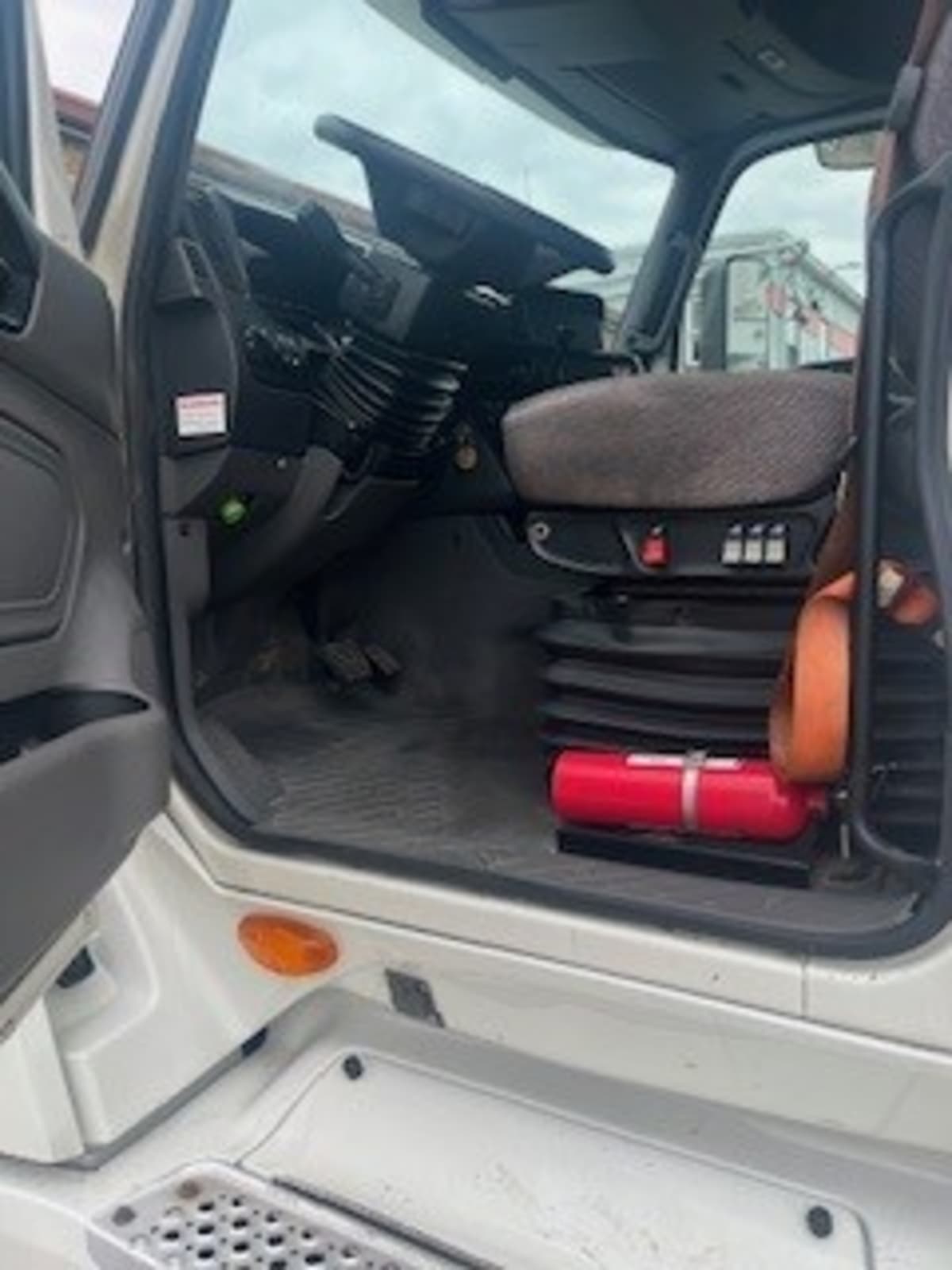 2020 International LT in Newark, NJ — photo 7