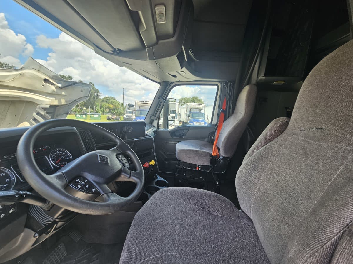 2020 International LT in Orlando, FL — photo 7
