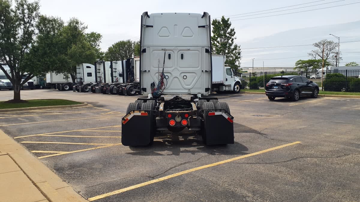 2020 Freightliner Cascadia in Bolingbrook, IL — photo 5
