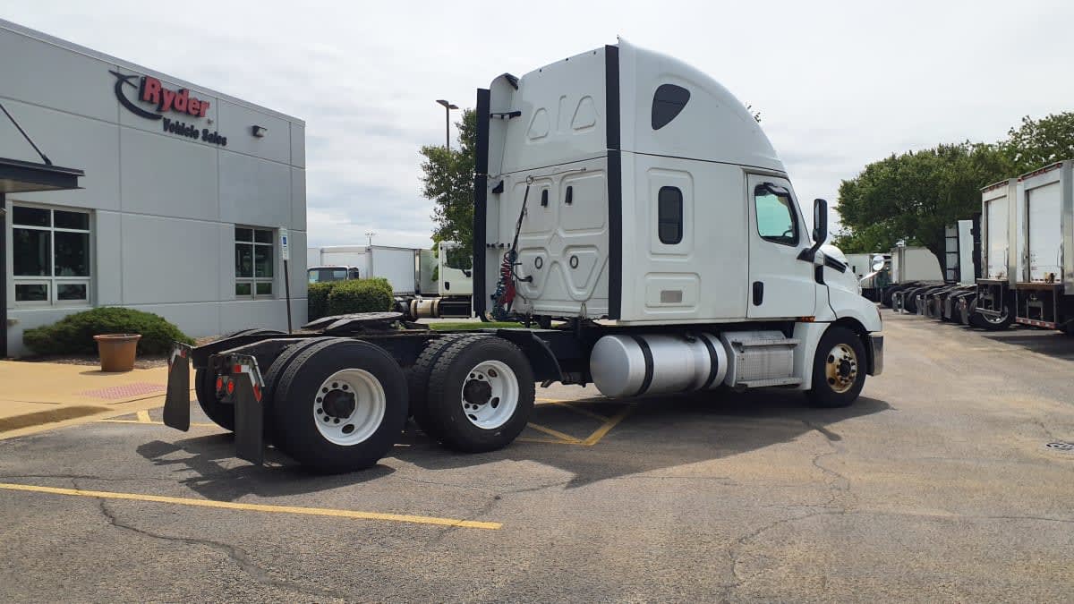 2020 Freightliner Cascadia in Bolingbrook, IL — photo 4