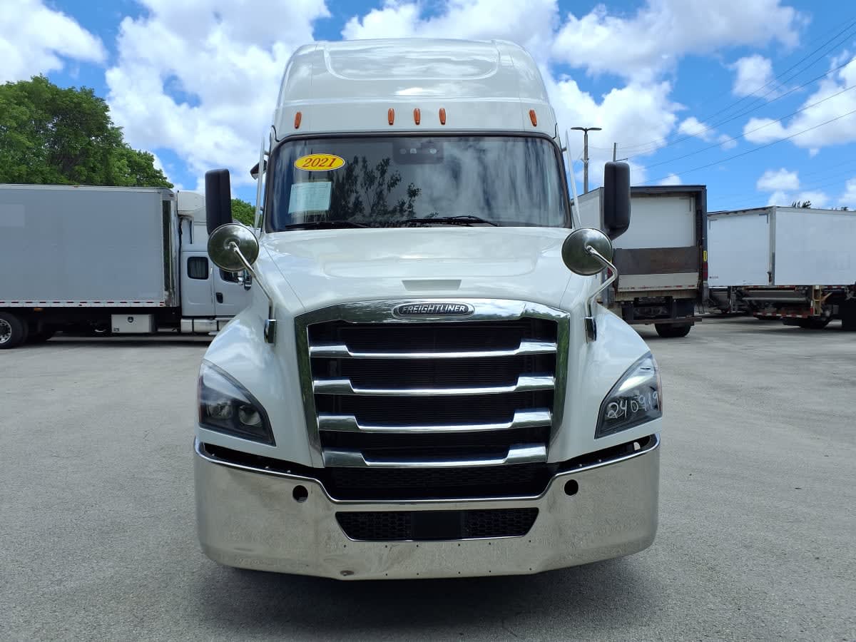 2020 Freightliner Cascadia in Davie, FL — photo 2