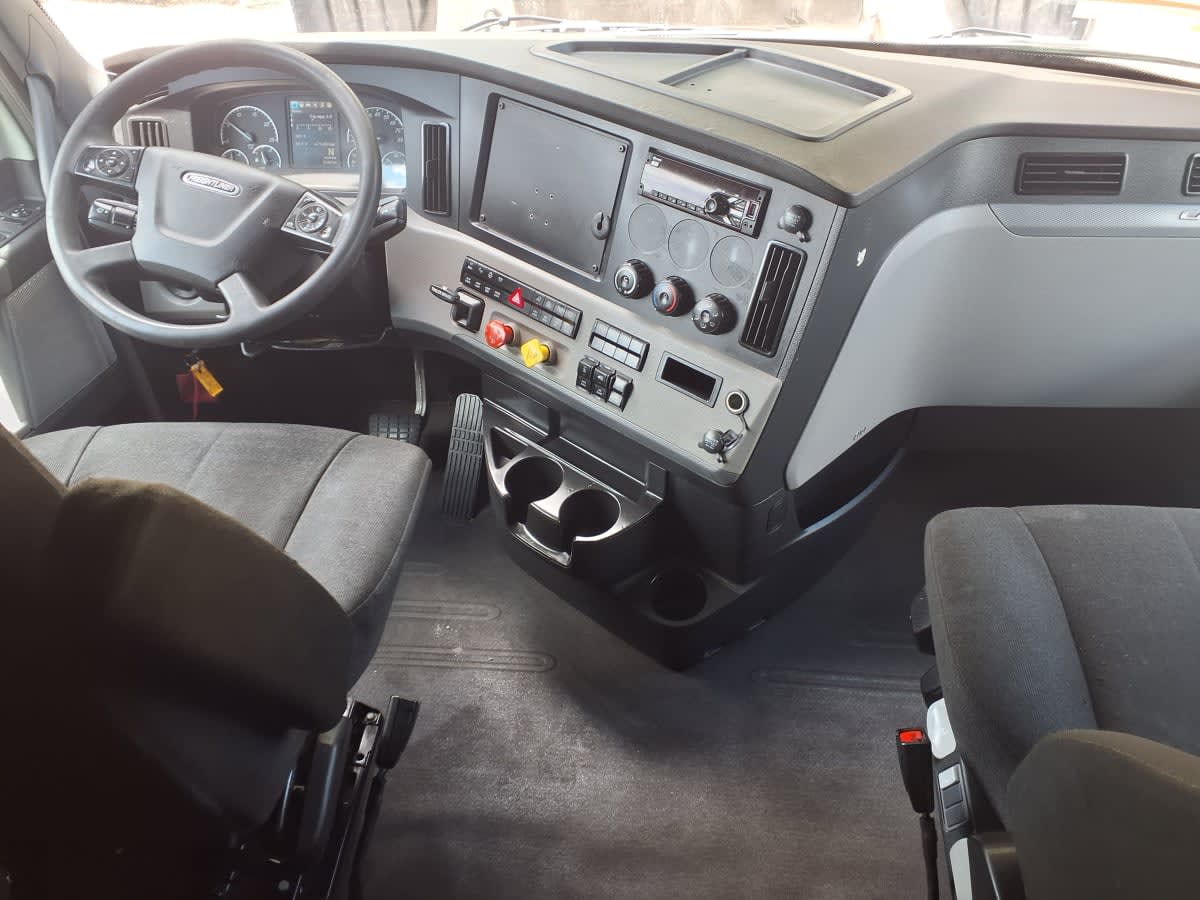 2020 Freightliner Cascadia in Davie, FL — photo 7