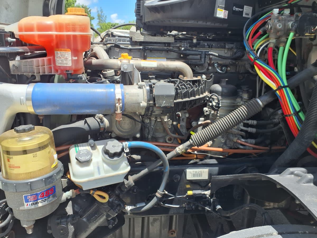 2020 Freightliner Cascadia in Davie, FL — photo 9