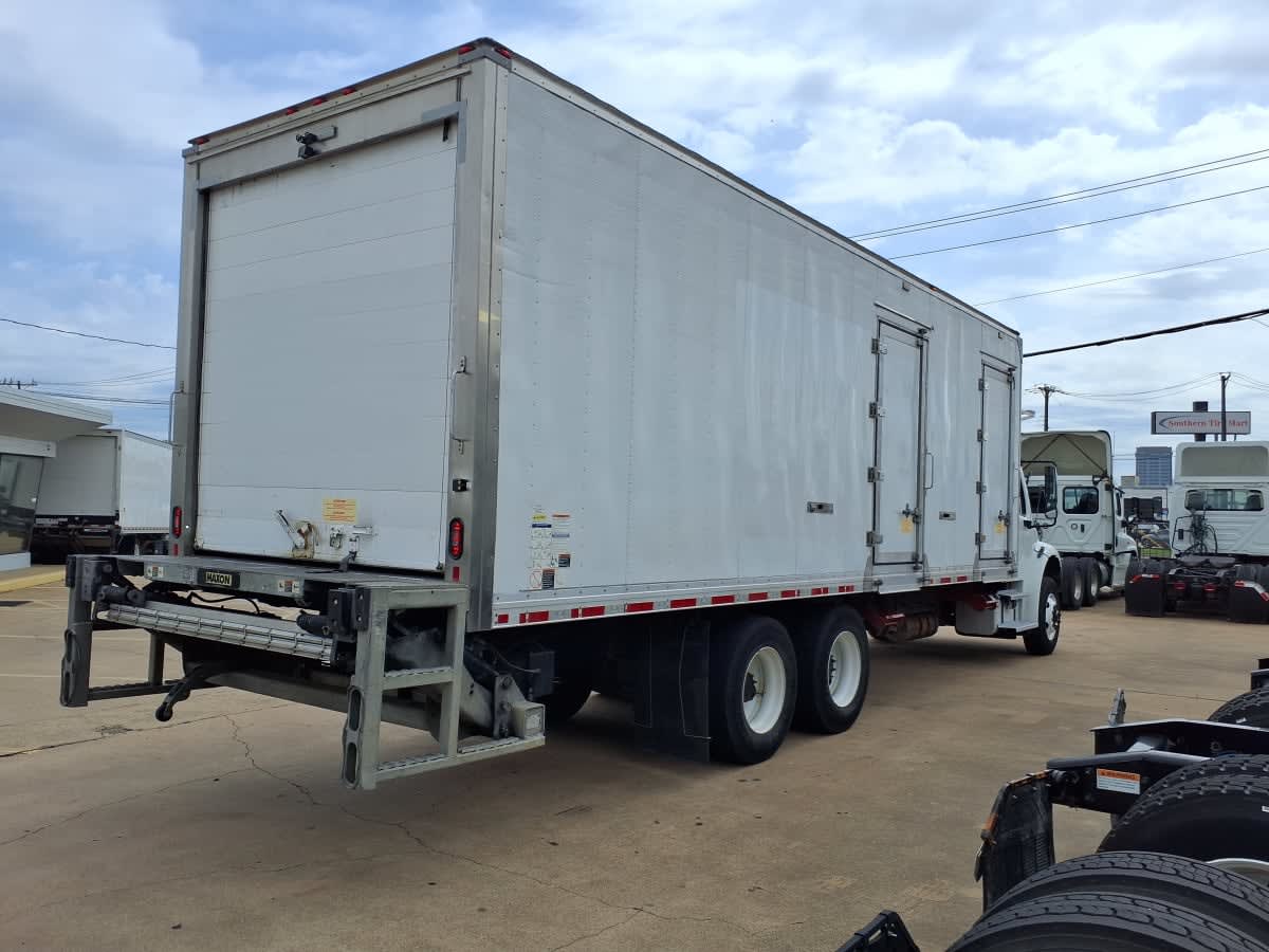 2020 Freightliner M2 106 in Dallas, TX — photo 4