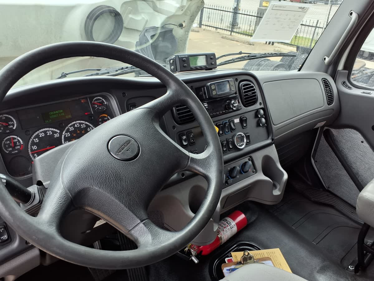 2020 Freightliner M2 106 in Dallas, TX — photo 8