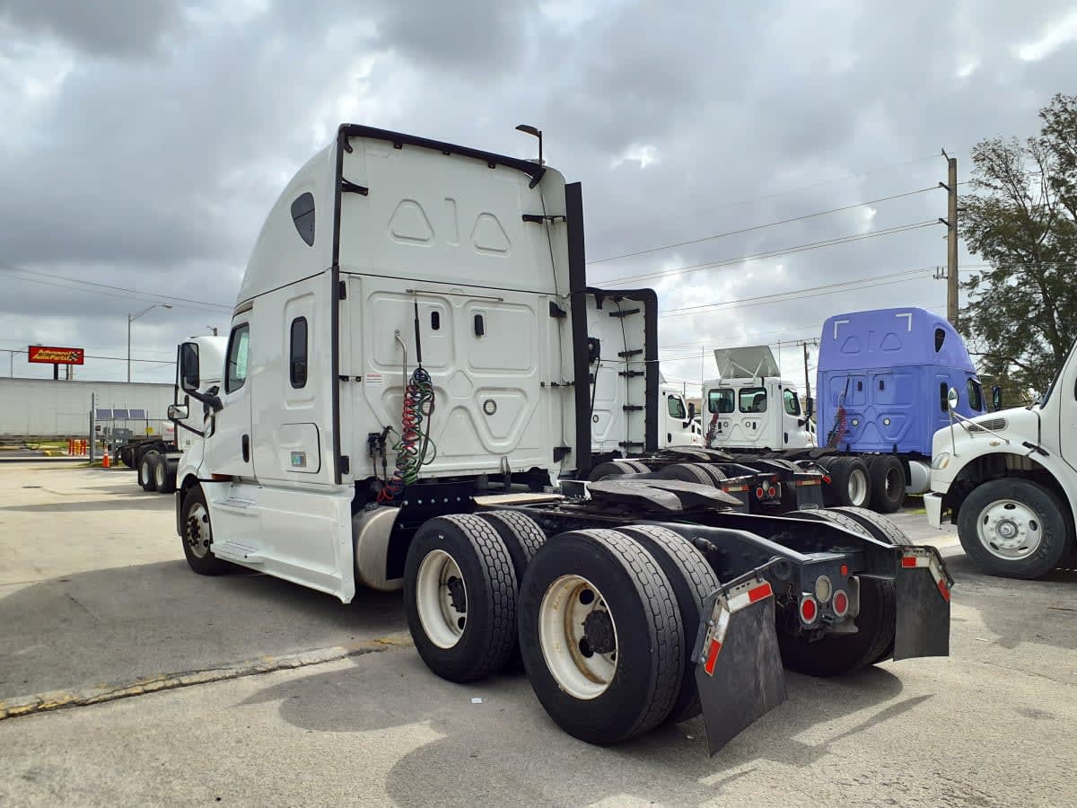 2020 Freightliner Cascadia in Miami, FL — photo 6