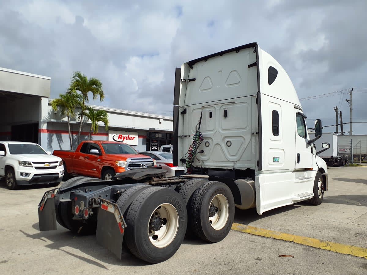2020 Freightliner Cascadia in Miami, FL — photo 4