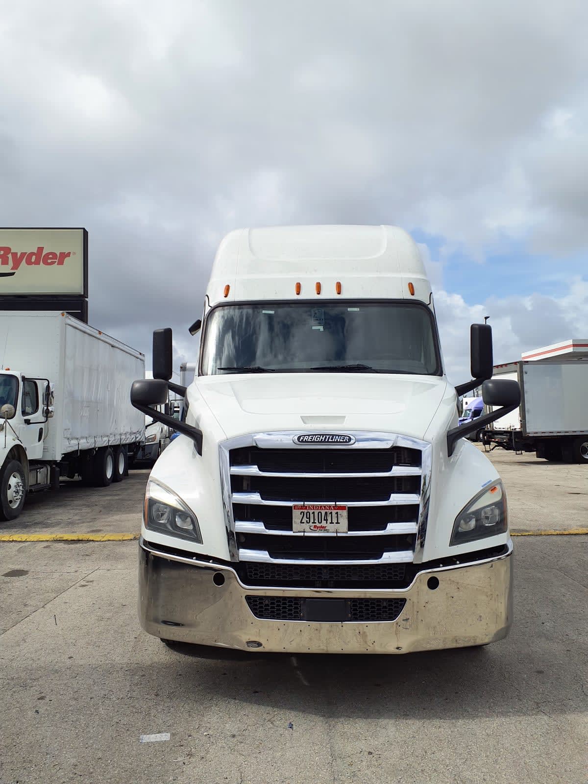 2020 Freightliner Cascadia in Miami, FL — photo 2