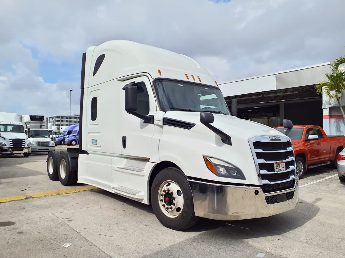 2020 Freightliner Cascadia in Miami, FL — photo 3