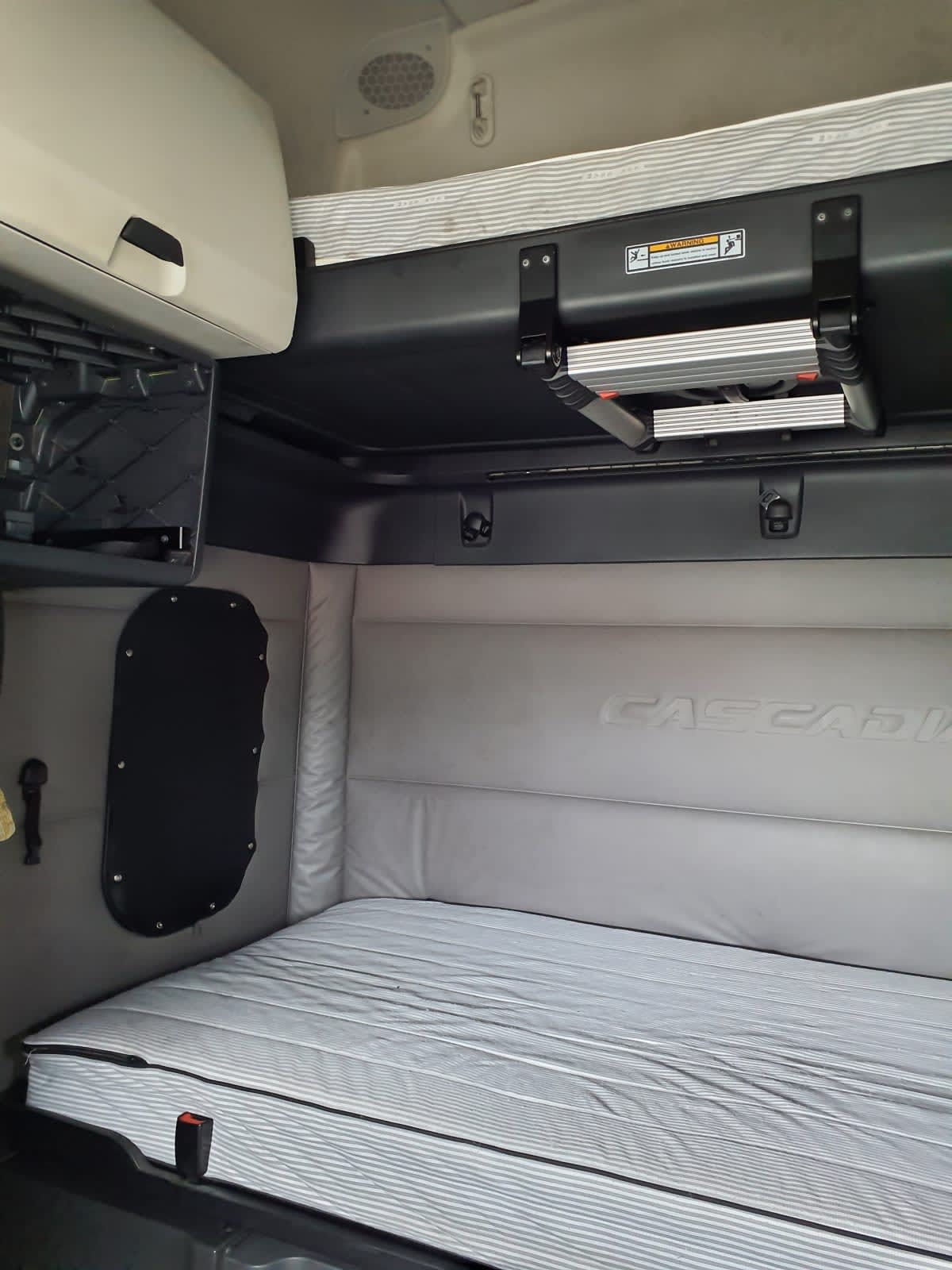 2020 Freightliner Cascadia in Miami, FL — photo 8