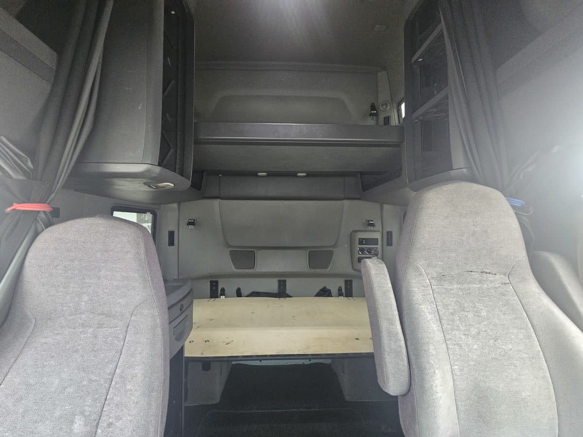 2020 International LT in Orlando, FL — photo 8