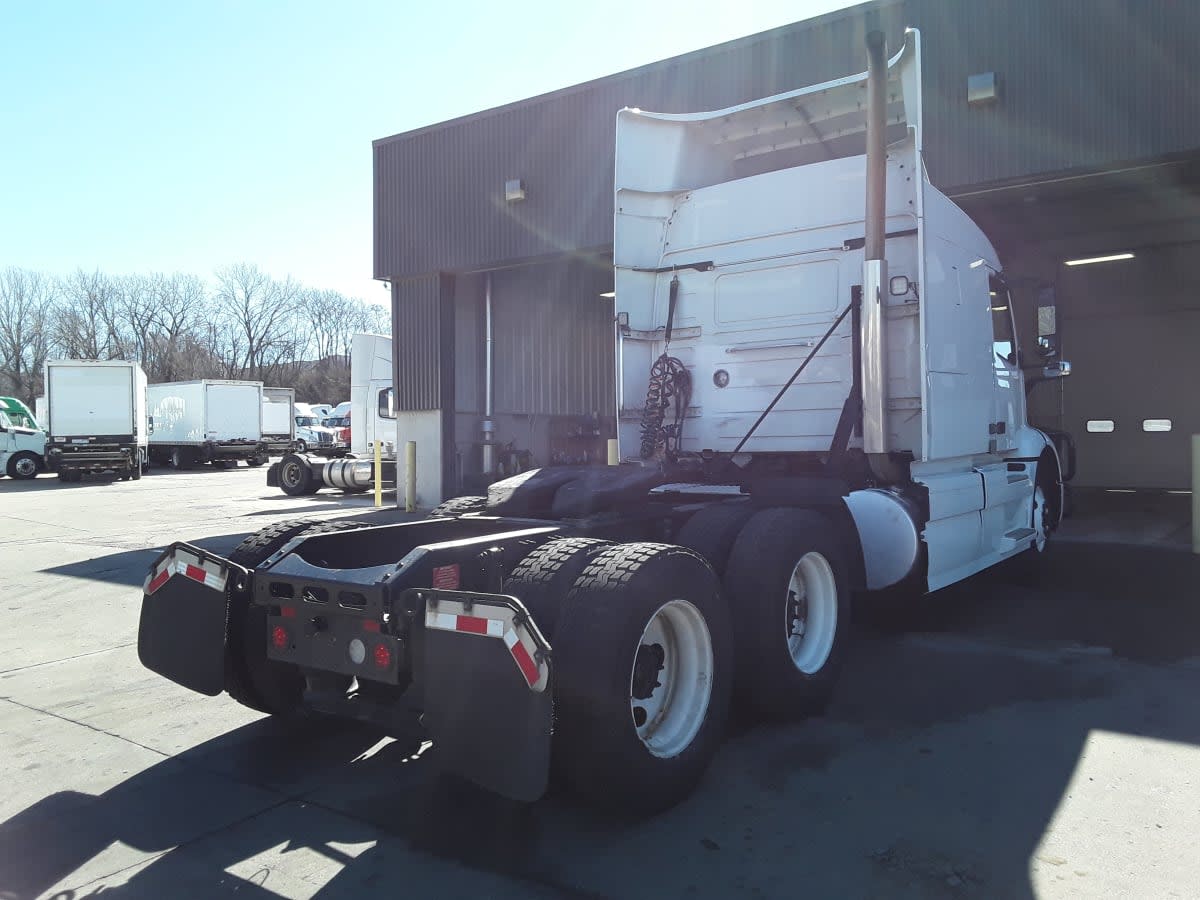 2020 Volvo VNR 640 in Kansas City, MO — photo 4