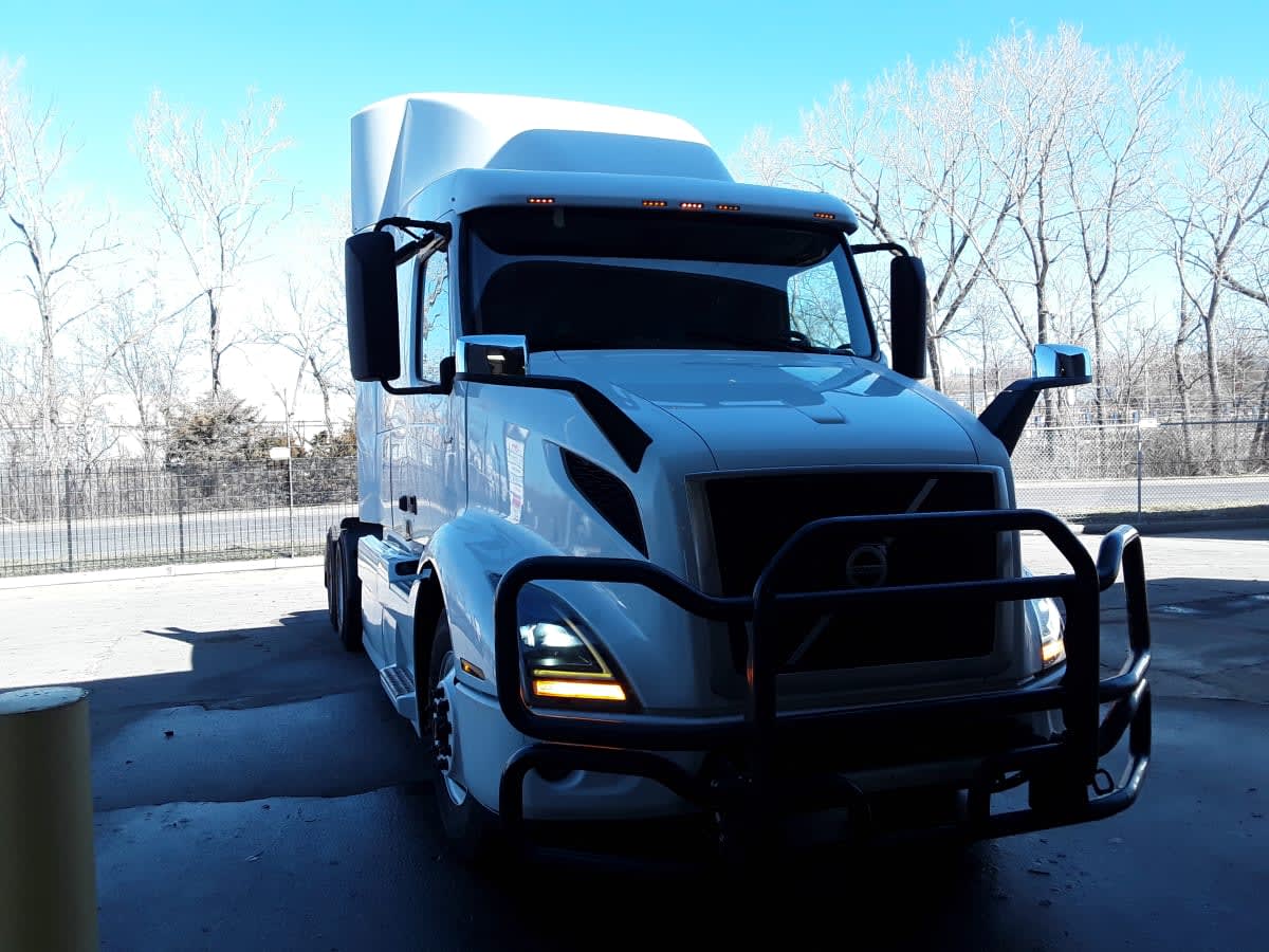 2020 Volvo VNR 640 in Kansas City, MO — photo 3