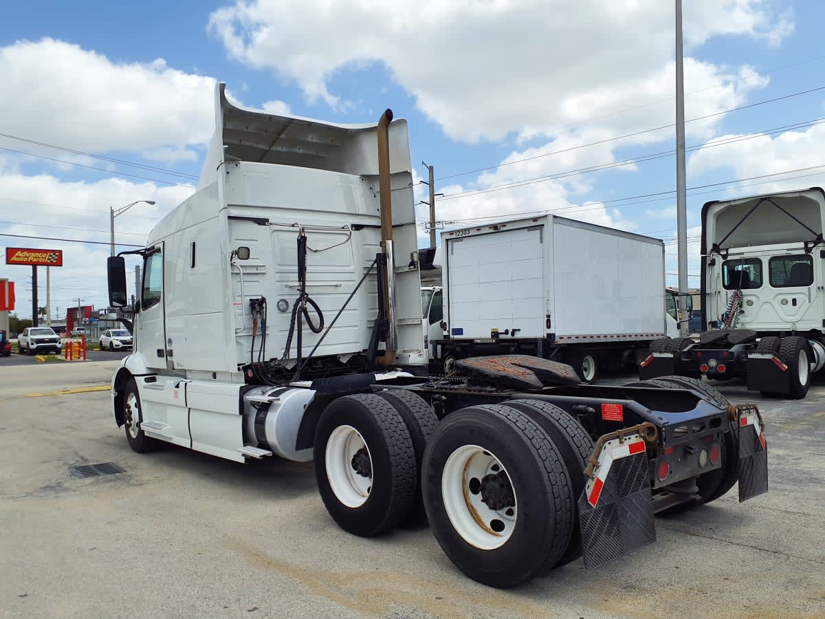 2020 Volvo VNR 640 in Miami, FL — photo 6
