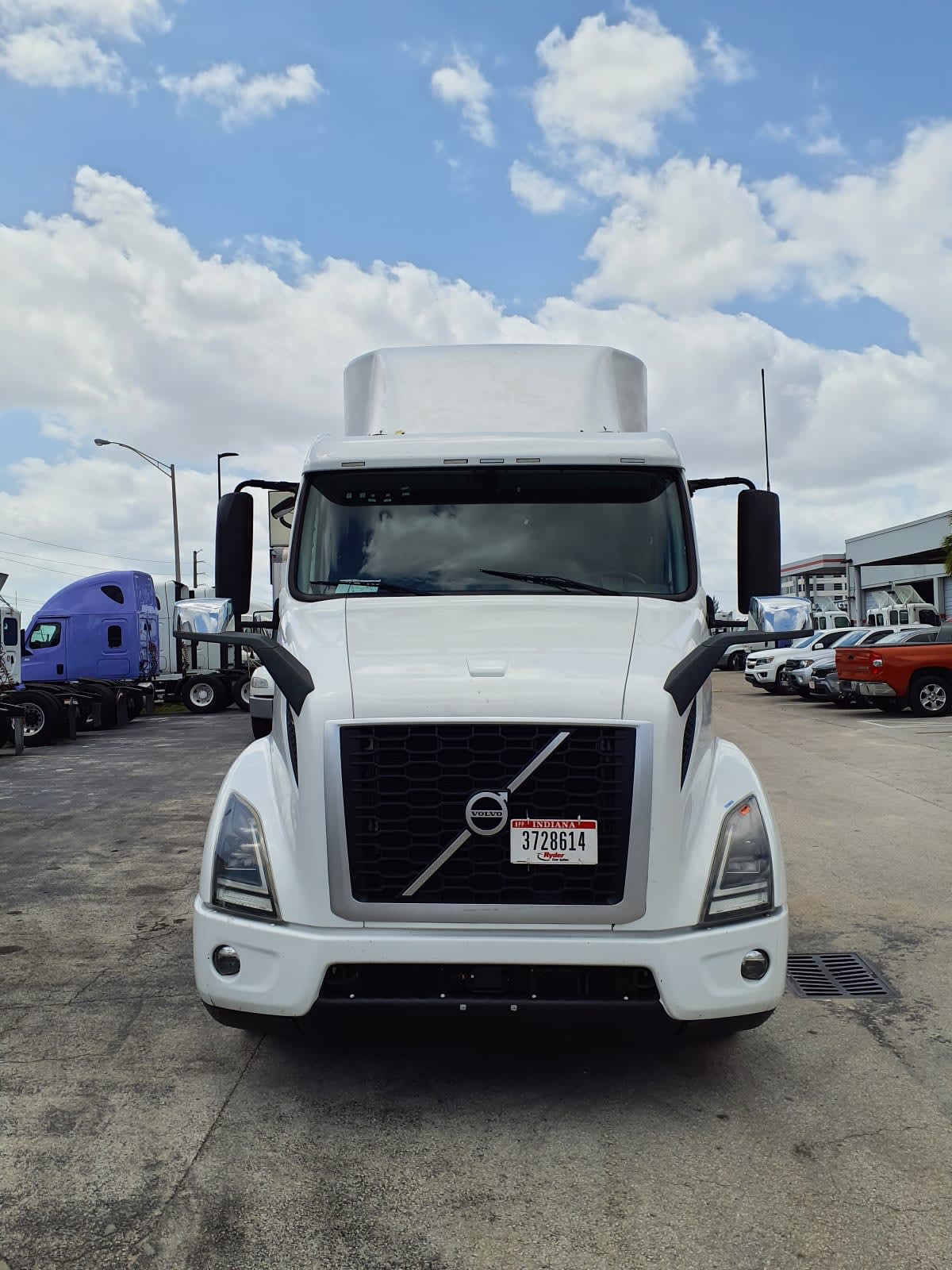 2020 Volvo VNR 640 in Miami, FL — photo 2