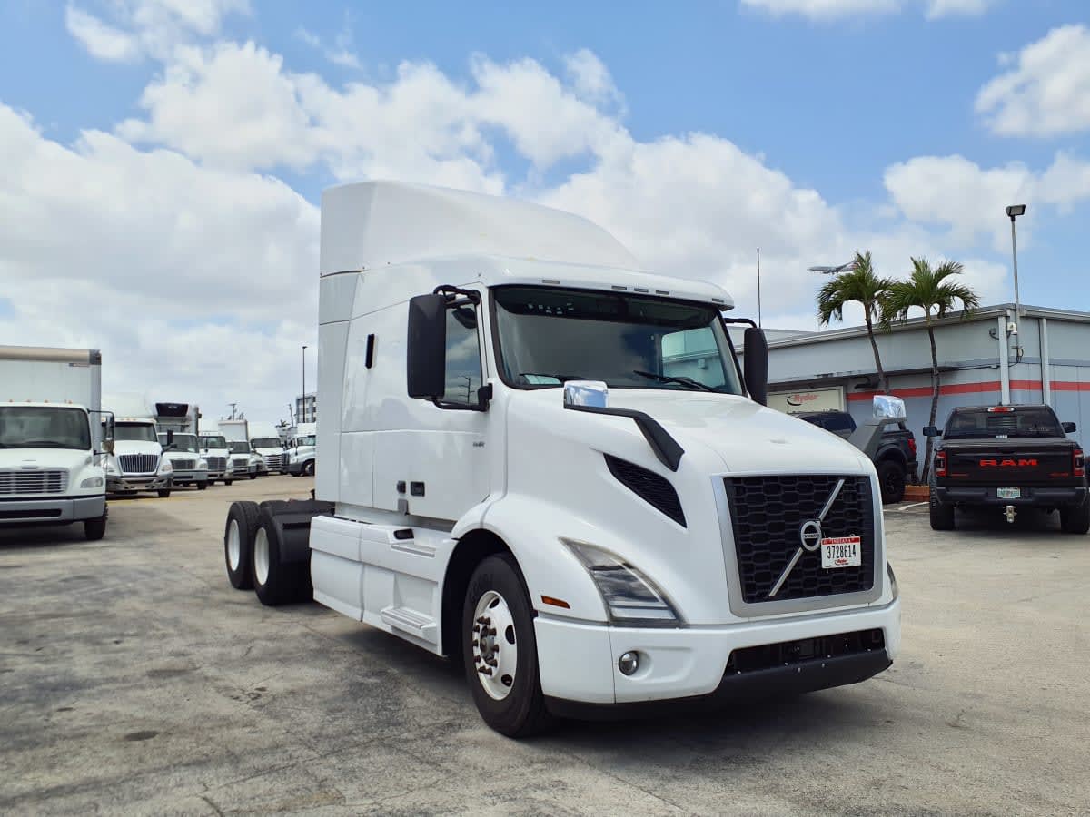2020 Volvo VNR 640 in Miami, FL — photo 3