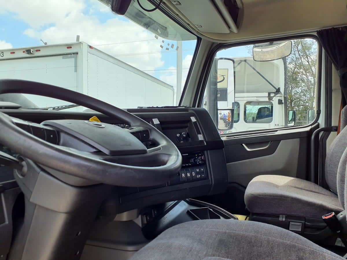 2020 Volvo VNR 640 in Miami, FL — photo 7
