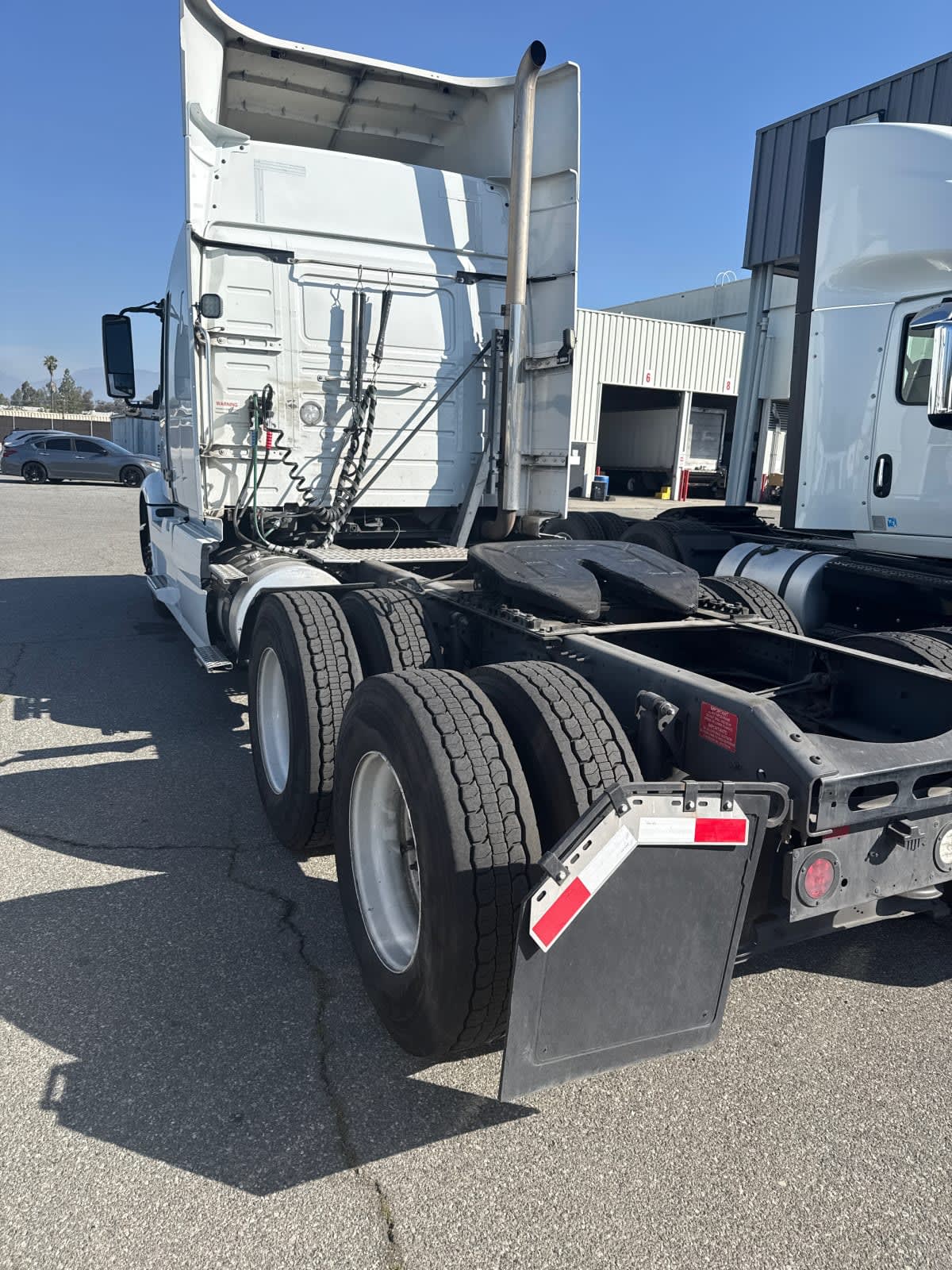 2020 Volvo VNR 640 in Pomona, CA — photo 4
